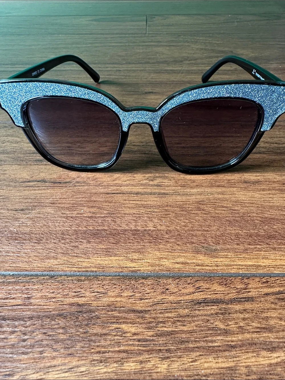 🕶️🕶️Women's Black Sunglasses with Silver Glitter Top Accent🕶️🕶️